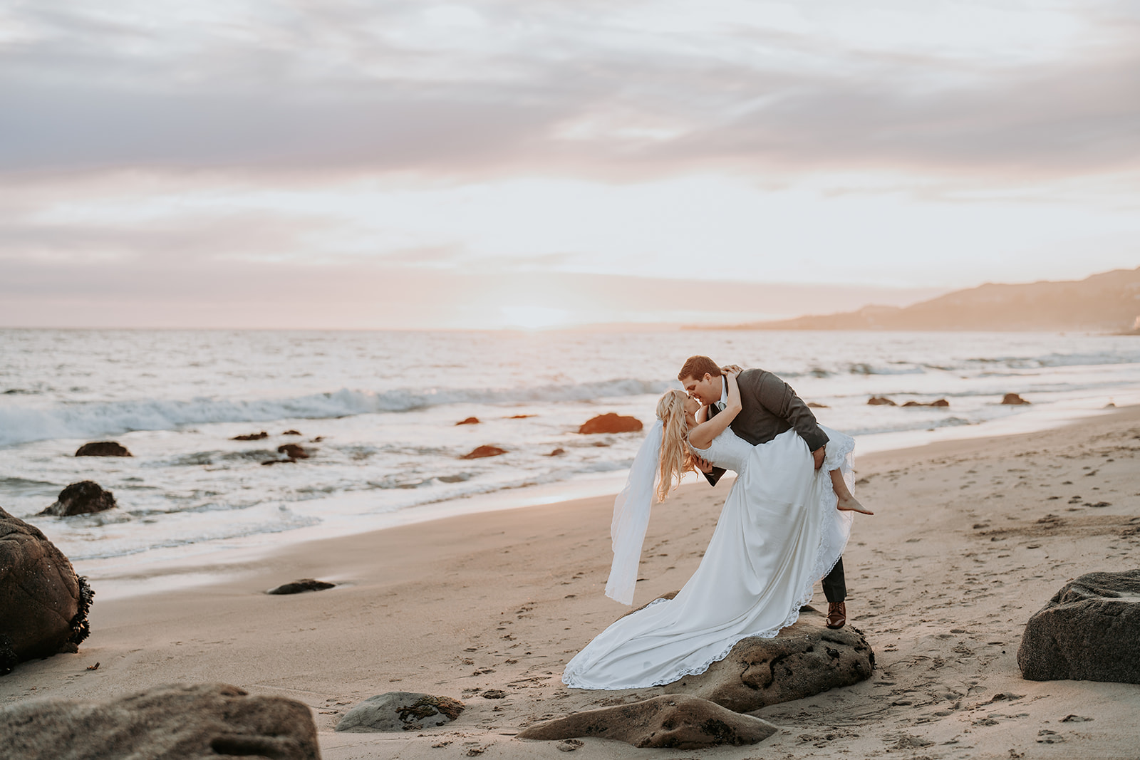 Why Couples Should Opt For Wedding Sunset Photos