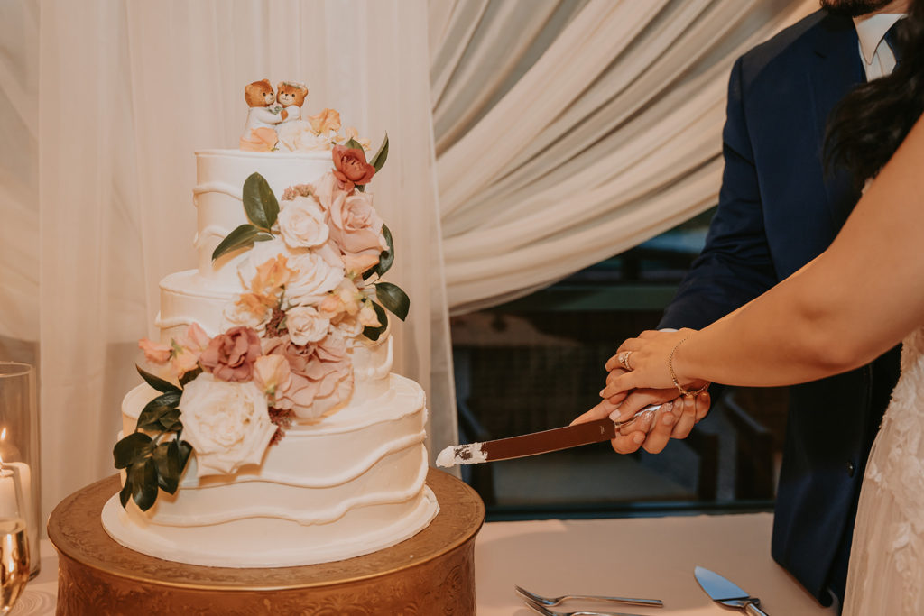 wedding cake photo cutting the cake