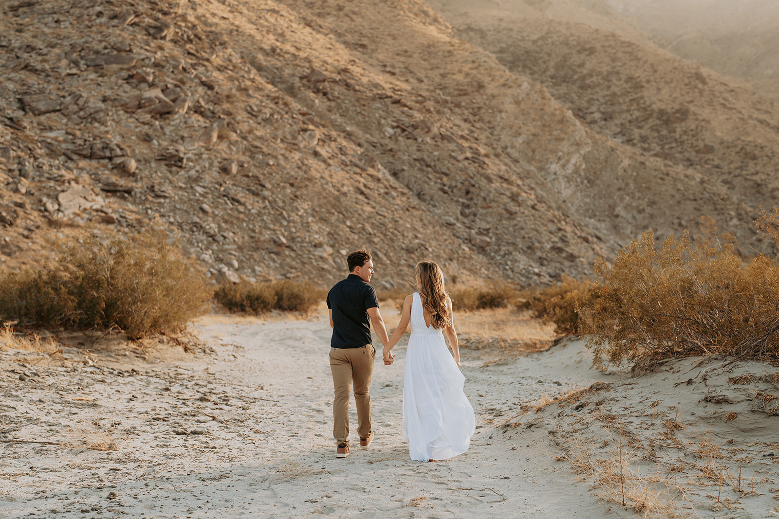 couples posing in the desert