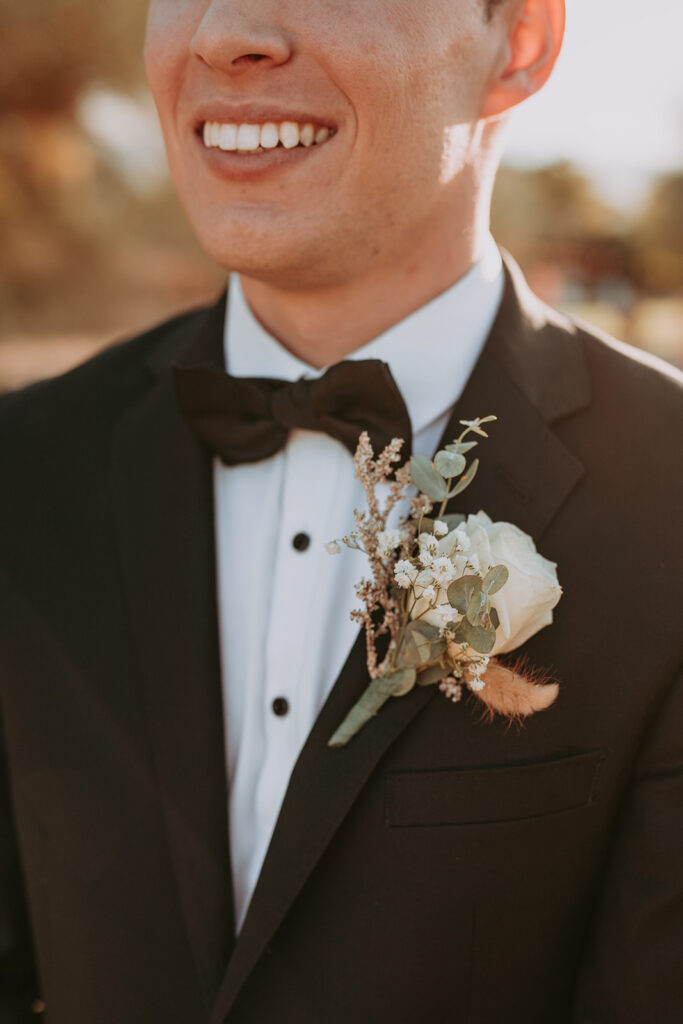 grooms suit and boutonniere
